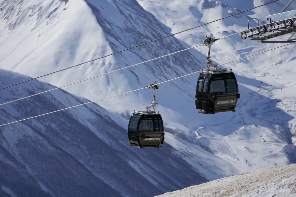 С 13 марта и до конца зимнего сезона на горнолыжных курортах «Эльбрус», «Мамисон» и «Ведучи» можно будет кататься по единому билету. Для подъема на канатных дорогах в прогулочном режиме воспользоваться новинкой можно будет до конца мая. Об этом рассказал заместитель генерального директора Кавказ.РФ Рустам Тапаев на туристической выставке МИТТ-2026.

Новый горнолыжный тариф включает в себя по три дня катания на каждом из курортов. Он позволит гостям выбирать, куда отправиться на отдых в зависимости от погоды, статуса работы канатных дорог и трасс. Все дни можно откатывать в любой последовательности до конца мая. Единый ски-пасс для катающихся этой весной обойдется в 12 000 рублей для взрослых и 7200 рублей для детей.

Прогулочный единый билет даст возможность разово подняться на канатных дорогах трех курортов в любой из дней до конца сезона. Три поездки обойдутся в 3500 рублей взрослым и 2000 рублей детям.

Цена обоих видов билетов складывается из суммы дней отдыха на трех курортах и применения скидки в 30%.

«Знаем, что возможности кататься на любом из наших курортов по одному ски-пассу гости ждали давно. Поэтому планируем, что тариф «Три курорта» продолжит действовать и с начала нового зимнего сезона 2026/2027. Он поможет познакомиться со всеми нашими курортами выгоднее и в комфортное для гостей время», — рассказал Рустам Тапаев.

На «Эльбрусе» в Кабардино-Балкарии горнолыжная зима в среднем длится до июля. На «Мамисоне» в Северной Осетии в первом тестовом сезоне горнолыжные трассы были открыты до середины апреля. Чеченский курорт «Ведучи» предлагает возможность кататься на всесезонном склоне с искусственным покрытием круглый год.