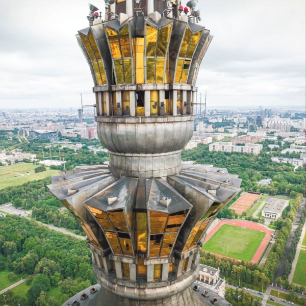 Продолжаются реставрационные работы при участии "АСМ Групп" на главном шпиле, увенчанном звездой, главного здания Московского государственного университета на Воробьевых горах.

Интересно, что изначально в проекте архитектора Льва Руднева, был изображён не шпиль со звездой, а скульптура. Это могла быть статуя Иосифа Сталина, Владимира Ленина или Михаила Ломоносова высотой около 40 метров. 

Ну раз не сделали статую, лазаем вокруг звезды на высоте 240 метров.