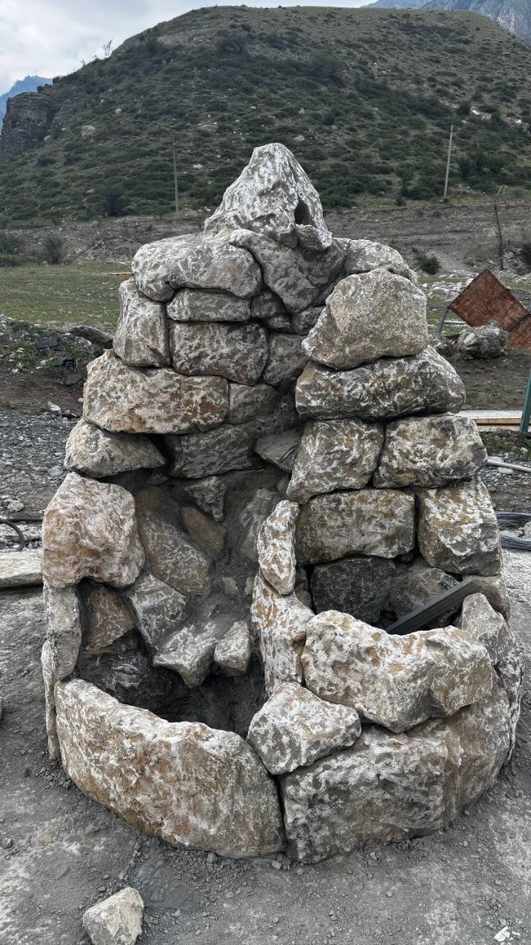 В рамках благоустройства общественной территории  начаты работы по демонтажу старой надписи  и установке  объемных световых букв. Данная  конструкции являются каркасной и изготовлена из светопрозрачных материалов.  

Также на стадии завершения фонтан, который строится  из камня добытого на территории Джейрахского района. 