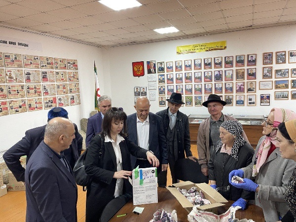 Сегодня, 3 октября, в Ингушский государственный музей краеведения им. Тугана Мальсагова представители Института археологии Кавказа привезли вторую партию артефактов - более 800 археологических предметов, обнаруженные во время реконструкции федеральной автодороги «Кавказ» в Гамурзиевском административном округе в 2018 г., и которые до сих пор хранились у них.

Музею были переданы археологические раскопки глубокой старины в виде предметов быта, керамики, орудий труда, ювелирных украшений и т.д., представляющие северокавказскую культуру, а также артефакты, относящиеся к Кобанской культуре и Аланской эпохе.

В мероприятии принимали участие руководители и сотрудники компетентных организаций, исследователь – архивист Берснако Газиков, археолог  Умалат Гадиев, историк-краевед Руслан Куркиев и др.

Напомним, что в 2018 г. во время раскопок было обнаружено более 4000 предметов глубокой старины, представляющие большой научный интерес, первая партия которых, в количестве 200 предметов были переданы в конце августа текущего года, а работа по возвращению оставшейся части продолжается, благодаря взаимному соглашению сторон о возвращении всех находок на свою историческую родину.