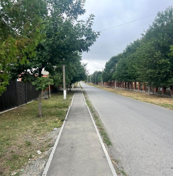 В Кантышево стала безопаснее дорога к школе №3.

Раньше дети ходили на занятия по тёмной и неблагоустроенной улице. Проблема, озвученная жителем на «Прямой линии» с Главой Ингушетии, решена.

Специалисты завершили работы по благоустройству пешеходной дороги к образовательному учреждению. 

Что сделано: уложены тротуары (1200 м), установлены новые фонари с энергосберегающими лампами.

Теперь путь в школу стал комфортным и безопасным в любое время суток.