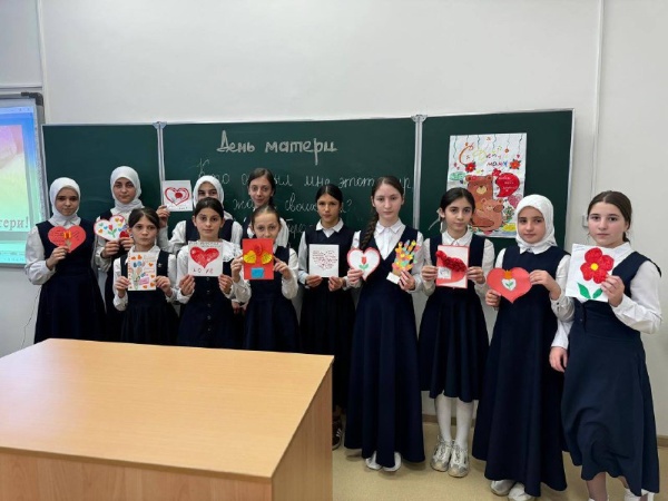 В Ингушетии в преддверии Дня матери состоялись мастер-классы по изготовлению открыток для мам, организованные под эгидой федерального партийного проекта «Крепкая семья» партии «Единая Россия».

Участниками акции стали дошкольники и учащиеся младших классов, которые с большим энтузиазмом творили и создавали открытки в виде сердец из цветной бумаги.

Эти открытки предназначены не только для матерей детей, но и для раздачи женщинам на улицах населенных пунктов республики, что создаст праздничное настроение и позволит каждому выразить свою благодарность и любовь к самым важным женщинам в их жизни. 

«В жизни каждого из нас самый главный человек - это мама. День матери - прекрасный повод сказать «спасибо» нашим мамам, подарить им теплые, искренние слова и вновь напомнить, как сильно мы их любим», — отметили организаторы мастер-классов.

Дети проявили большую старательность и внимание к деталям, работая над созданием своих подарков. В день праздника они смогут порадовать своих мам оригинальными подарками.