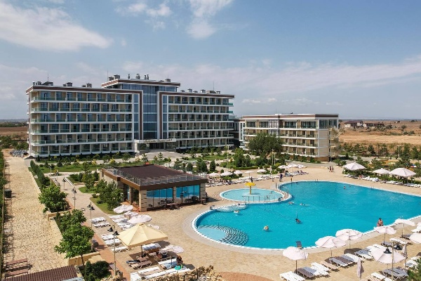 Кавказ.РФ интегрирует опыт Москвы и Дубая по повышению производительности труда.

Новое направление деятельности Кавказ.РФ, посвященное кадрам, компетенциям и производительности труда, активно интегрируется в федеральную повестку по данному направлению. По приглашению департамента экономической политики и развития Правительства Москвы эксперты института развития приняли участие в бизнес-миссии для отельеров в Дубай, ОАЭ. Учитывая значение такого рода мероприятий для заимствования лучших зарубежных практик, Кавказ.РФ планирует в будущем организовать подобные миссии и для кавказских отельеров.

«Мы активно забираем с рынка лучшие практики. К примеру, Правительство Москвы занимается производительностью труда с 2022 года. Им удалось в пилотных проектах повысить производительность в полтора раза, на треть снизить сроки протекания бизнес-процессов. Общий эффект для 439 компаний превысил 14 млрд рублей. Важно, что коллеги особое внимание уделяют МСП - они составляют 2/3 участников проекта. Конечно, глупо «изобретать велосипед» если можно наладить сотрудничество, поехать, обучиться», - рассказывает куратор нового направления, заместитель гендиректора Кавказ.РФ Тимур Кебеков.

Технологии повышения производительности труда зачастую недоступны для малого и среднего бизнеса. Именно поэтому, по статистике мэрии Москвы, производительность труда в секторе МСП на четверть ниже, чем в среднем по экономике. По этой же причине Кавказ.РФ в лице Отраслевого центра компетенций в сфере туризма уделяет особое внимание этому сегменту туристического бизнеса.

Одна из задач - максимально расширить инструменты и сделать их доступными кавказскому бизнесу, в том числе резидентам ОЭЗ, находящихся под управлением Кавказ.РФ. Для этого Центр компетенций планирует разрабатывать коробочные решения по оптимизации операционных процессов и сервиса, помогает внедрять на предприятия и в отели бережливые технологии, а также постоянно повышает собственную насмотренность и экспертизу.

В рамках бизнес-миссии в Дубае участники смогли ознакомиться с основами управления качеством отельного сервиса, а также с технологиями создания премиальных сервисов.

«Премиальный сервис давно отказался от скриптов - невозможно по бумажке проявлять истинную заботу и гостеприимство. Самое главное в успешных отельных системах - предвосхищать пожелания клиента, создавать ощущение второго дома, чтобы люди возвращались. И хоть при уборке крупных отелей повсеместно используются роботы, а процесс заселения автоматизирован, но полная автоматизация в премиальном сегменте не предполагается. Человеку нужен человек» - говорит Руслан Тлепшев, участник бизнес-миссии.

Интересно, что во время поездки российские отельеры и эксперты по производительности труда смогли изучить и внутреннее администрирование в отелях - работу мессенджеров, согласование документов, а также системы учета потребления ресурсов, вплоть до контроля выбросов углеродов и повышения энергоэффективности.

Особое внимание дубайская сторона уделила формированию консьерж-сервисов. В ОАЭ это не стойка на ресепшен, а целая экосистема, включающая в себя такие профессии будущего как «дизайнер путешествий» - бесшовного перемещения туриста между достопримечательностями, мероприятиями и уникальным опытом. В формирование дизайна путешествия активно внедряется ИИ, чтобы убрать языковой барьер и учесть все интересы гостя.

Основа успеха каждого отеля, принявшего участников бизнес-миссии - это персонал. Работе с ним уделяется самое пристальное внимание. Во-первых, внутри системы происходит очень быстрый и прозрачный карьерный рост. Активно используются инструмент наставничества, кросс-тренинги между отделами, еженедельные брифинги для команды и ежемесячная встреча с генеральным управляющим.

Полученные знания и контакты будут активно внедряться как в работу Центра компетенций, так и Ассоциации развития кадрового потенциала СКФО, созданных Кавказ.РФ для решения проблем с персоналом в отрасли туризма. Планируется продолжение сотрудничества с АНО «Мосстратегия», реализующим федпроект по производительности труда в столице, в сфере туризма и гостеприимства. Планируется продолжение сотрудничества с АНО «Мосстратегия», реализующим федпроект по производительности труда в столице, в сфере туризма и гостеприимства.