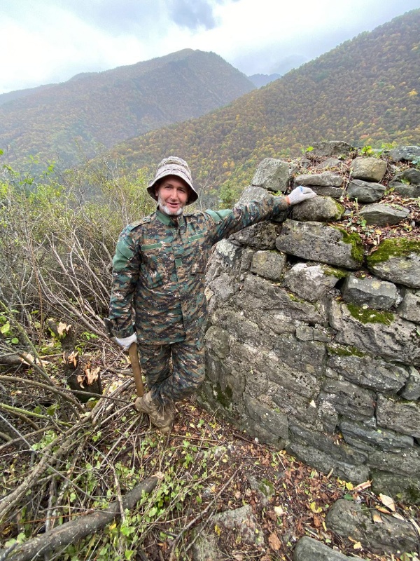 Сотрудники музея-заповедника, в рамках защиты и сохранения объектов культурного наследия, совершили экспедицию к башенной усадьбе «Товханти», расположенной западнее Меллери.

Усадьба  состоит из 1 жилой двухъярусной жилой башни и одного, редкого для края, ядрообразного мавзолея.  

Целью совершения экскурсии являлось очищение периметра мавзолея от разросшейся стихийной поросли, которая представляла потенциальную угрозу целостности исторического объекта.

Ребята, вооружившись пилами и топорами, срубили кустарники и нежелательную растительность, спасая памятник от повреждения и повышая его привлекательность для посещающих. Ведь, дикорастущие растения могли не только повредить памятник, но и скрывали его от взора туристов. 

Мавзолей хорошо сохранился, для своего времени и очень важно как можно дольше поддерживать его в этом состоянии. 

Находится в границах территории Джейрахско-Ассинского музея-заповедника. 