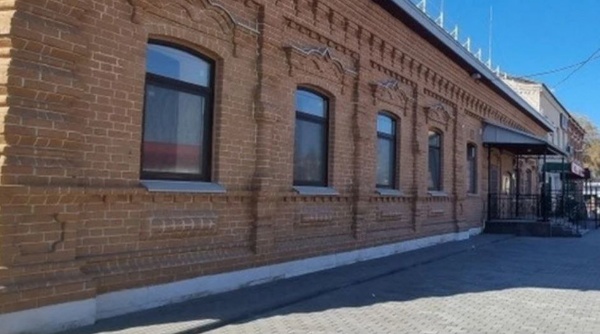 В селе Красный Яр Самарской области завершены реставрационные работы на объекте культурного наследия регионального значения "Дом купца Захарова". В процессе работ расчищен от поздней окраски и цемента фасад здания, отреставрирована с восполнением утрат историческая кирпичная кладка.