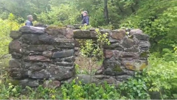 Сотрудниками музея-заповедника был совершен мониторинг культового памятника «Сампай-Чуг», который расположен в 200 метрах юго-западнее боевой башни Цуровых башенного комплекса Верхний Джейрах.

Постройка прямоугольная (2,90 х 2,50 м). Изначально сооружение имело двускатно-ступенчатую (сланцевую) крышу. В центре ее фасадной северной стены был устроен сводчатый дверной проем. Камера святилища имела ложносводчатую конструкцию. Арки вообще отсутствовали. В стенах камеры наблюдались небольшие прямоугольные ниши. Возведено культовое строение не очень аккуратно, на известковом растворе. Кладка стен полигональная, приближающаяся к порядковой. Археологическая расчистка храма-святилища была осуществлена М.Б.Мужехоевым в 1981 году. В итоге здесь были обнаружены многочисленные кости и рога жертвенных животных, наконечники стрел.   Культовое сооружение было посвящено покровителю домашнего очага (Чахкиев Д.Ю. Древности горной Ингушетии).

Сотрудниками музея-заповедника были проведены обмеры объекта, произведена фотофиксация.

На сегодняшний день храм-святилище в неудовлетворительном состоянии. Крыша не сохранилась. Максимальная высота сохранившихся стен составляет 1,20 м. Площадь в основании 7,25 кв.м. Толщина стен от 55 до 60 см (полевой материал).