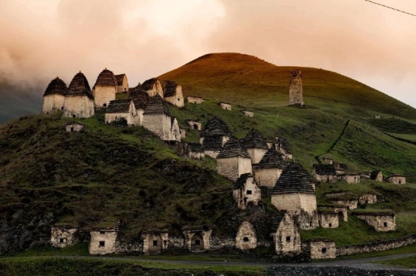 Глава Северной Осетии Сергей Меняйло провел рабочее совещание, на котором обсудил вопросы охраны и сохранения объектов культурного наследия и в первую очередь Даргавского некрополя, именуемого "Город мертвых". Ранее Министерству культуры в лице Национального музея совместно с Министерством строительства и архитектуры было поручено проработать вопрос выбора места для обустройства смотровой площадки, которая должна обеспечить возможность безопасного дистанционного осмотра некрополя без прямого доступа на его территорию. Кроме того, поставлена задача проработать обустройство специального ограждения музейного комплекса и обеспечить доступ к некрополю только сотрудникам музея и специалистам для его обслужиаания. Сергей Меняйло поручил в кратчайшие сроки принять временные меры - обозначить периметр некрополя лентой-ограждением и установить предупреждающие таблички с запретом на проход за ограждение. Это поможет минимизировать негативное воздействие туристического потока до завершения строительства площадки.

Даргавский склеповый могильник - комплекс наземных и полуподземных склеповых сооружений XIV-XVIII веков у селения Даргавс на территории Северной Осетии.