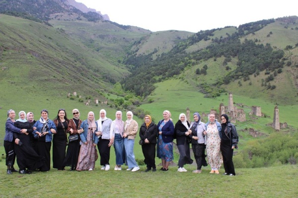 Комитет по туризму Республики Ингушетия организовал экскурсию в горную Ингушетию для преподавателей коррекционной школы. Это люди, чья работа требует невероятного терпения, душевных сил и полной самоотдачи. Каждый день они вкладывают сердце и заботу в воспитание и обучение особенных детей, и потому особенно нуждаются в поддержке и передышке.

Экскурсия стала возможностью для отдыха, вдохновения и новых впечатлений. Преподавателям показали древние башенные комплексы и живописные панорамы родного края. Они узнали много нового о культуре и истории Ингушетии, получили массу положительных эмоций и заряд энергии.