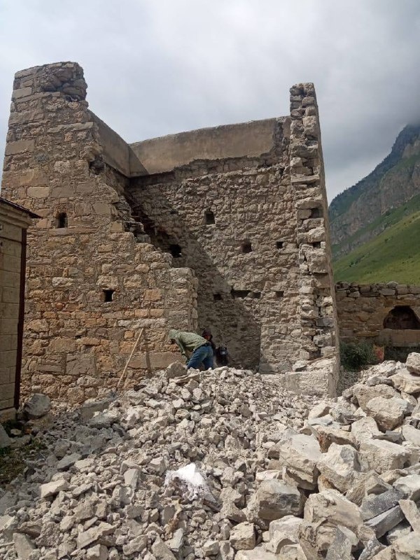 Начаты работы по реставрации башенного комплекса «Фуртоуг». 

Благотворительный Фонд  «САФМАР» Микаила Гуцериева  финансирует данные работы. 

Фуртоуг (XV-XVII вв) – башенный посёлок на отроге горы Маьт-Лоам (Столовая гора), на правом берегу р.Армхи. 

Входит в состав с.п. Джейрах.