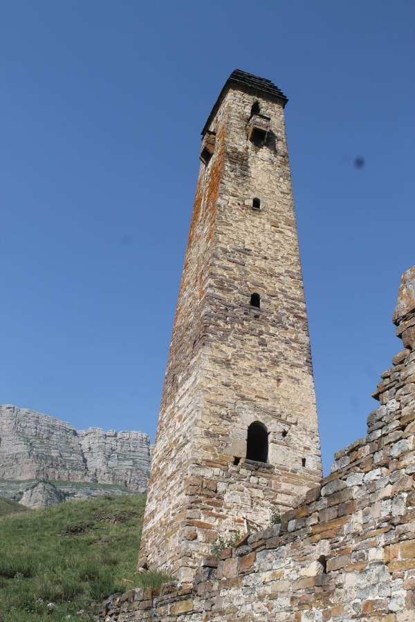 Историко-архитектурный комплекс «Пялинг» состоит из нижнего Пялинга и верхнего Пялинга. Название свое получил от речки, в долине которой он расположен.

Нижний Пялинг - мощный замковый комплекс на выступе скалы у левого берега речки,  включает в себя полу-руинированные боевую и 7 жилых башен с хозяйственными пристройками, с оборонительной стеной по наружному периметру, а внутри со сложной системой проходов с бойницами.

Верхний Пялинг – крупный историко-архитектурный комплекс, расположен, также как и нижний Пялинг, под хребтом Цорей – Лоам в 1,3 км северо-восточнее Тиш-Евли. Здесь сравнительно хорошо сохранились 4 боевые и полуразрушенные 16 жилых башен с хозяйственными и оборонительными пристройками, объединенные оборонительными стенами в мощный замковый комплекс, где каждая боевая башня в отдельном замковом комплексе. 

На горном склоне расположены три полуразрушенные коллективные  склеповые могильники размерами 2,5 х 3,7м, заглубленные в горный склон. Все три склепа сложены аккуратно на известковом растворе.

На северо-восточной окраине верхнего Пялинга, на массивной скале стоит полуразрушенное святилище высотой 1,5м. По преданию это столпообразное святилище выло построено на том месте, где молнией был убит человек. А севернее Верхнего Пялинга есть культовое место, посвященное языческому божеству «Елта».

Является объектом культурного наследия регионального значения, находится в границах территории Джейрахско-Ассинского музея-заповедника и подлежит государственной охране.