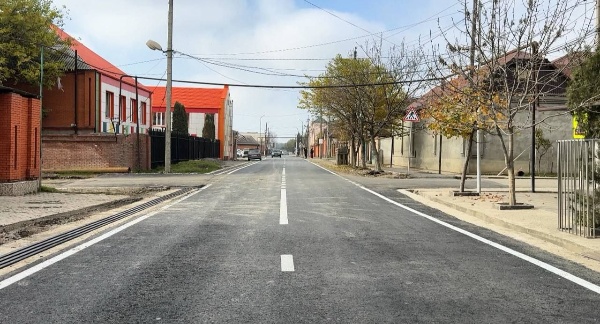 В Сунже завершили благоустройство улицы Новая Дружба.

Работы по асфальтированию дорог были начаты в середине сентября.

Уже уложено 720 метров асфальта шириной 6 метров, обустроен пешеходный тротуар 1,6 метра, построена ливневая канализация. В планах — установка уличного освещения.

Теперь улица, обеспечивающая доступ к образовательным учреждениям, полностью соответствует современным стандартам благоустройства.