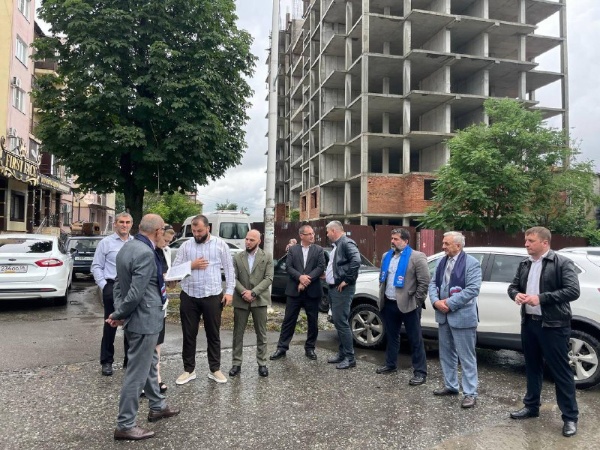 В рамках партпроекта «Городская среда» партийный десант «Единой России» проверил общественные территории г. Назрань.  

В инспекционном выезде приняли участие: руководитель Регионального исполкома Ибрагим Картоев, член Генсовета, секретарь МО партии в г. Назрань Юсуп Богатырев, региональный координатор партпроекта «Городская среда» Зарема Оздоева и депутаты Городского совета г. Назрань.  

Партийцами был проведен мониторинг следующих территорий: аллея по пр. Базоркина напротив МКД №8; прилегающая территория амбулатории по ул. Дидигова в Насыр-Кортском административном округе г. Назрань и улица Цечоева в Центральном административном округе г. Назрань- Центр-Камаз.  
Работы на обозначенных  территориях только начаты. Участники выезда обсудили с подрядчиком дальнейшие шаги по улучшению городской среды, включая планы по ремонту дорог, установке уличного освещения и обустройству зоны отдыха по улице Дидигова.  

Реализация проекта «Городская среда» — создание комфорта.
