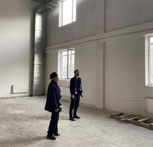 Партийный десант «Единой России» в рамках Народной программы проверил ход строительства нового Дома культуры в с. п. Джейрах.

Единороссы посетили строительную площадку нового здания Дома культуры в с. п. Джейрах, где работы близятся к завершению. 
Председатель Джейрахского районного совета Абдул-Хамид Дзауров и его заместитель Ислам Ахриев провели мониторинг текущего процесса строительства.

Согласно установленному графику, завершение строительства запланировано на декабрь текущего года. 
Новый Дом культуры станет трехэтажным зданием с цокольным этажом и общей площадью 1377 квадратных метров. 

В учреждении будет расположен актовый зал на 200 мест, библиотека, помещения для питания и обслуживания посетителей, а также комнаты для занятий в различных кружках и секциях.

Партийцы выразили удовлетворение ходом выполнения работ и отметили важность нового культурного центра для местного сообщества.

Строительство данного объекта имеет большое значение для развития культурной жизни региона и создания комфортной среды для досуга и общения местных жителей.

«Мы надеемся на скорейшее завершение строительства, чтобы в новом Доме культуры можно было проводить множество познавательных и развлекательных мероприятий для жителей района»,
 — подчеркнули они.

Создание такого важного института культуры станет значимым вкладом в развитие местного досуга и культурной жизни, а также поддержит образовательные инициативы в регионе.