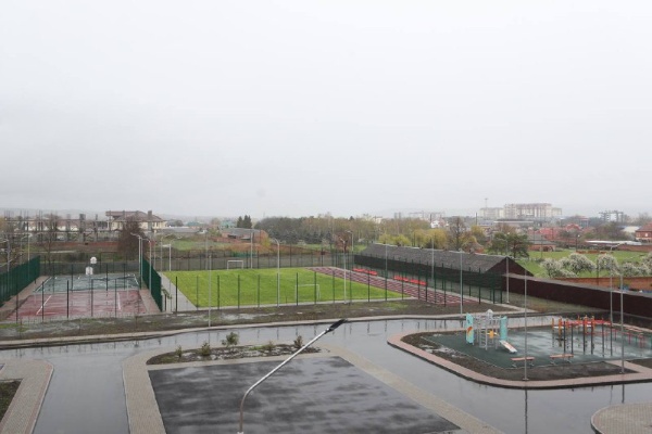 В Назрани состоялось торжественное открытие новой школы на 720 мест. Мероприятие прошло в режиме видеоконференции при участии Министра просвещения РФ Сергея Кравцова и Главы РИ Махмуда-Али Калиматова. Объект возведён в рамках национального проекта «Образование».

В трёхэтажном здании разместились профильные учебные классы, административные помещения, мастерские по металло- и деревообработке, а также кабинеты робототехники, кулинарии и швейного дела.