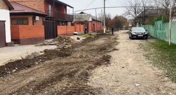 На улице Харланова в Сунже завершается замена ветхого водопровода.

Работы ведутся на участке протяженностью около 200 метров: производится замена устаревших металлических труб на современные аналоги.

Данные мероприятия проводятся в рамках программы по модернизации коммуникаций с целью минимизации рисков аварийных ситуаций и повышения качества водоснабжения.