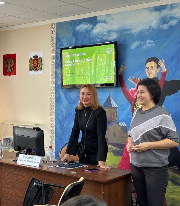 Во втором дне IX Международной конференции прошёл настоящий «научный квартет» – серия мастер-классов и открытых лекций! 

В разных аудиториях участники смогли побывать на занятиях по методике преподавания иностранных языков, когнитивной лингвистике и креативным подходам к обучению.

Андреас ван Остервейк провёл мастер-класс о систематическом чтении немецких текстов – как превратить чтение в интерактивный процесс и инструмент развития критического мышления.

Анастасия Шарапкова и Светлана Тищенко представили исследование о том, как частотность и культурные особенности слов влияют на вербальную беглость и память.

Наталья Каширина рассказала о возможностях Goethe-Institut для студентов и преподавателей: грантах, курсах и международных программах.

Михаил Церетьян провёл творческий мастер-класс по визуальному запоминанию английских коллокаций и идиом – участники учились «рисовать слова». 

Второй день конференции объединил язык, культуру и творчество, показав, что обучение может быть вдохновляющим, современным и по-настоящему живым! 