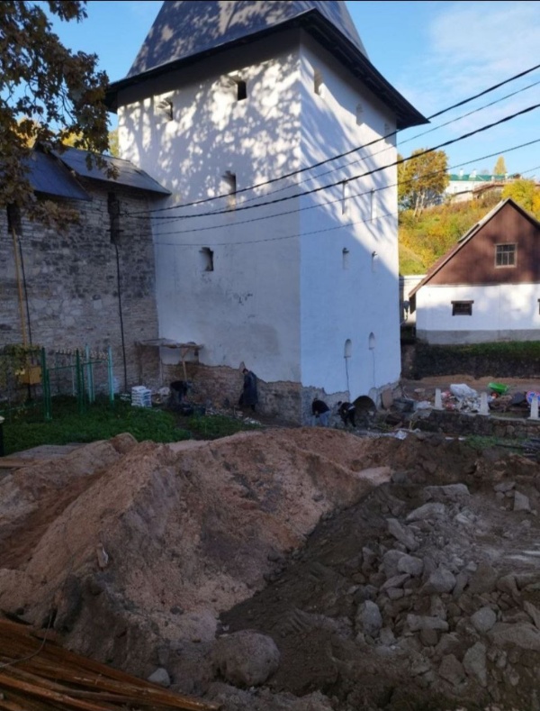 Продолжаются масштабные реставрационные работы по проекту "АСМ Групп" на объекте культурного наследия федерального значения "Башня Нижних решеток" на территории Псково-Печерского монастыря.

Руководство работами - АНО "Возрождение объектов культурного наследия города Пскова и Псковской области".