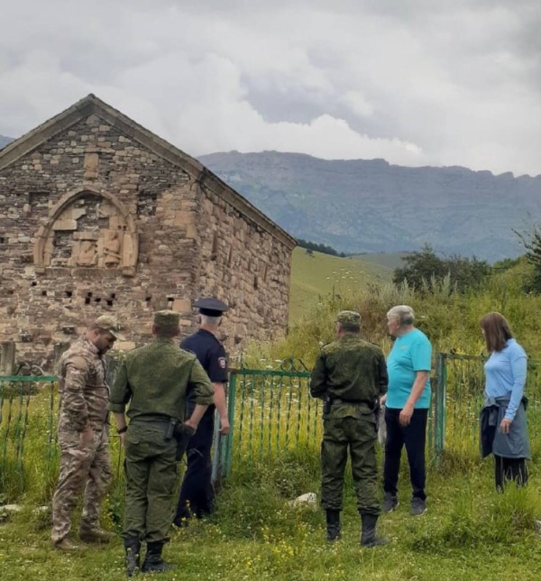 Сотрудниками Пограничного управления ФСБ России по Республике Ингушетия, МВД по Республике Ингушетия и ФГБУ «Государственный природный заповедник «Эрзи»» проведены совместные рейдовые мероприятия на территории заповедника «Эрзи», расположенного на приграничной территории Республики Ингушетия.

Рейд проходил в районе башенного комплекса «Вовнушки», храма «Тхаба-Ерды», а также в местах массового отдыха вдоль реки Асса. В результате проведенных мероприятий нарушений режимов, установленных на государственной границе, а также природоохранного законодательства, не выявлено.
Основными задачами совместных мероприятий являются координация действий по борьбе с браконьерством и иной запрещенной на особо охраняемой природной территории деятельностью, а также сохранение природного разнообразия и историко-культурных памятников Республики Ингушетия.