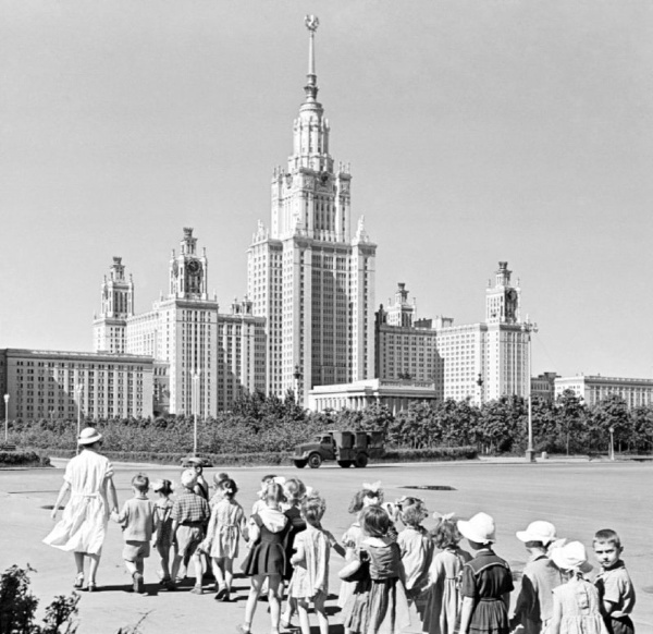 Сегодня, в 1947 году, в Москве в честь 800-летия столицы начато строительство главного здания Московского государственного университета.

А сегодня команда "АСМ Групп" продолжает проектные работы для идущей полным ходом реставрации фасадов сталинской высотки.