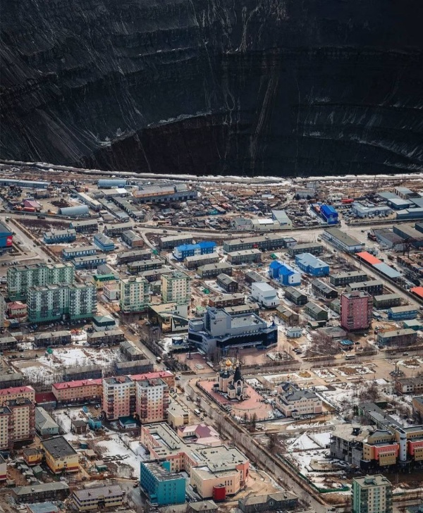 Алмазный карьер "Мир" в городе Мирный в Якутии - самый большой карьер по добыче алмазов на территории России, где их добыча ведется уже несколько десятилетий. В 1980 году именно здесь был найден крупнейший камень за всю историю советского алмазного промысла. В итоге глубина карьера составляет 525 метров, а диаметр более километра. Именно здесь, в Мирном, "АСМ Групп" занималось три года назад проектом реконструкции отеля "Azimut" для компании "Алроса".