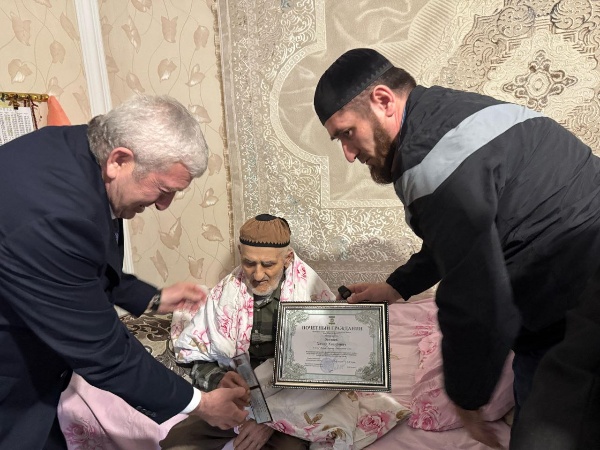 Почетными гражданами Сунженского района стали Хамид Бопхоев и Багаудин Точиев.

Глава Сунженского района Иса Татиев, по поручению главы Республики Ингушетия Махмуда-Али Калиматова, вручил удостоверения и знаки почетных граждан Хамиду Бопхоеву и Багаудину Точиеву. 

Это звание присвоено им за выдающийся вклад в социально-экономическое развитие района и многолетнюю плодотворную деятельность на благо жителей.