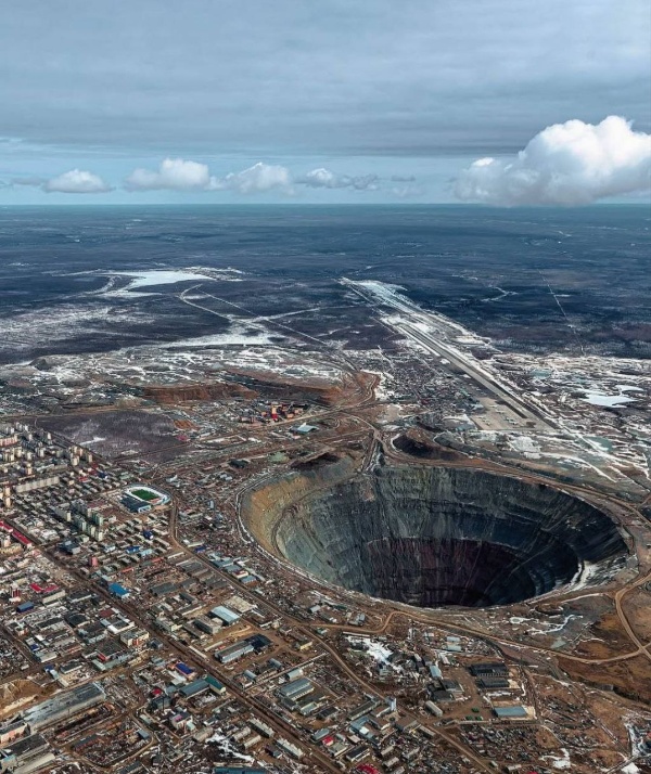 Алмазный карьер "Мир" в городе Мирный в Якутии - самый большой карьер по добыче алмазов на территории России, где их добыча ведется уже несколько десятилетий. В 1980 году именно здесь был найден крупнейший камень за всю историю советского алмазного промысла. В итоге глубина карьера составляет 525 метров, а диаметр более километра. Именно здесь, в Мирном, "АСМ Групп" занималось три года назад проектом реконструкции отеля "Azimut" для компании "Алроса".