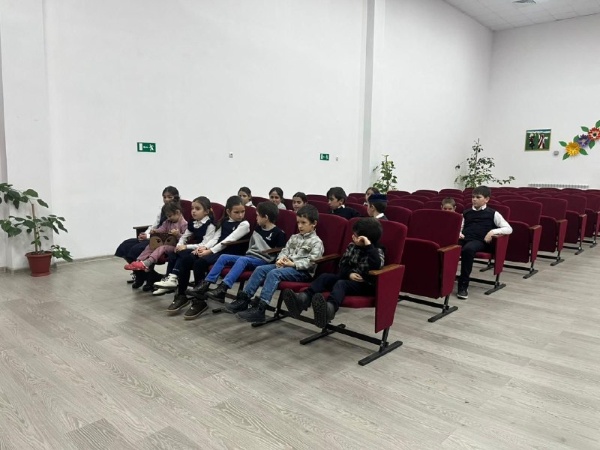 6 февраля 2026 года художественный руководитель М. Р. Газдиева провела беседу с презентацией «С. С. Осканов — Герой России».

Первым Героем России стал отважный лётчик Суламбек Осканов из Чечено‑Ингушетии. Расскажем о нём подробнее.

Суламбек Осканов родился в 1943 году в селении Плиево Чечено‑Ингушской АССР в обычной крестьянской ингушской семье. В возрасте всего одного года он пережил страшную депортацию вайнахов в Казахстан.

Вместе с родителями и другими чеченцами и ингушами Суламбек вернулся домой в середине 1950‑х годов — в период хрущёвской оттепели. Он окончил школу, затем ремесленное училище в Грозном. Но его заветной мечтой всегда было небо. Поэтому он поступил в Грозненский аэроклуб, который и дал ему путёвку в лётную жизнь.