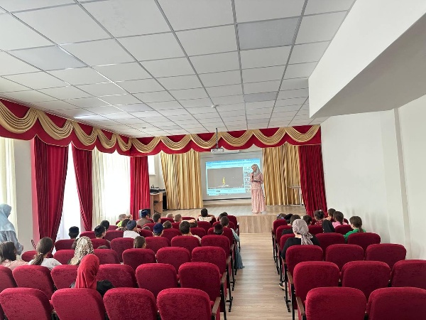 22 июня - одна из наиболее трагических дат в истории нашей Родины. День памяти и скорби для тех, кто пережил и выжил, для детей и внуков миллионов солдат, что отдали жизни за мир, в котором мы сегодня живём. 
 
22 июня 1941 года в 4 часа утра началась самая разрушительная, жестокая и кровопролитная из всех войн, когда-либо прошедших на нашей планете - Великая Отечественная война: фашистская Германия напала на Советский Союз.

В одночасье разрушились надежды миллионов семей, были поломаны судьбы целых поколений. Память о тех грозных годах - как и не утихающая скорбь - навсегда останется в наших сердцах.

В преддверии этой памятной даты работники Дома культуры с.п. Ляжги провели информационный час о Дне памяти и скорби «Сороковые роковые» в пришкольном лагере с дневным пребыванием "Радуга". Методист Точиева З.М. начала мероприятия с беседы о начале войны, после чего дети посмотрели документальный фильм. В конце мероприятия участники минутой молчания  почтили память о погибших.