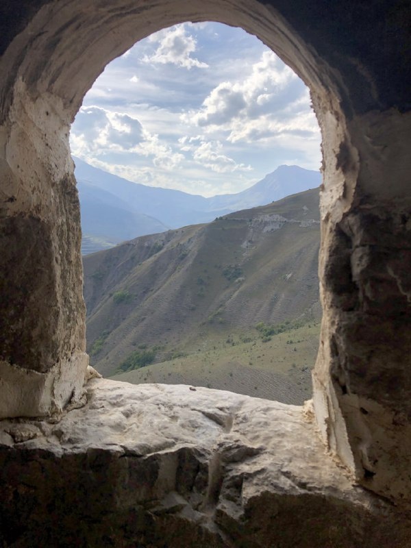 Давно не было одной из наших любимых рубрик. А работа, тем временем, всё также активно идет, экспедиции продолжаются, постепенно исследуются все новые и новые комплексы.

Каждое время года готовит свои сюрпризы. Особенность осенних экспедиций – это, конечно, туманы. Одна из последних поездок – на башенный комплекс Нийкоте. Из-за тумана видимость не превышала 25-30 метров, так что добирались буквально по приборам. В горах уже выпал снег, и на Нийкоте работа шла с перерывами – пережидали снегопад. Вообще, последняя экспедиция собрала целую коллекцию погодных явлений – утренние и вечерние туманы, снег и дождь, и все это спокойно могло уместиться в одном дне.

Кроме фотофиксации и определения геолокаций, специалисты «АСМ Групп» успели обыскать близлежащие склоны в поисках неучтенных объектов, чтобы не упустить ни один из них.

А вот на комплексе Ний команде пришлось повстречаться с весьма суровым быком, в связи с чем нашему ведущему специалисту в срочном порядке пришлось произвести тактическое отступление в ближайшую же башню.

Словом – будни исследователей! 