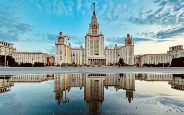 07 сентября 1947 года в Москве одновременно заложили фундаменты восьми высотных зданий - подарок к 800-летию столицы. Через десять лет семь из них, в том числе здание Московского государственного университета на Воробьевых горах, украсили московский небосклон, став символом послевоенного возрождения СССР. 

Архитектура сталинских высоток перекликалась  со зданиями муниципалитета на Манхэттене, Вулворт-билдинга и Эмпайр-стейт-билдинга в Нью-Йорке. Но если Манхэттен стоял на твердых скальных породах, то Москва расположена на холмах и болотах. К строительству были привлечены лучшие специалисты того времени, а к строительству МГУ был привлечен инженер Николай Никитин, разработавший проект фундамента и каркаса здания. Коробчатый фундамент МГУ - герметичная железобетонная коробка небольшой высоты, но с плотными стенами. Никитин просчитал, что строить на ненадежных грунтах можно, если "смирить" их вспучиваемость, для этого фундамент должен "плавать" в земле на полых внутри бетонных коробах в 18-метровом по глубине котловане. Соединенные электросваркой короба выровняли осадку здания и нейтрализовали реактивность грунтов. Еще одно решение Никитина - стальные колонны крестового сечения со свободным подвесом перекрытий, что позволило построить высотку без температурных и осадочных швов. 

В новом здании МГУ заработали одни из первых кондиционеров в стране, как экспериментальные установки. Звезда на шпиле высотки весит 12 тонн, в здании работают 68 лифтов.

Сегодня специалисты "АСМ Групп" снова в Москве и продолжат работу на здании МГУ.