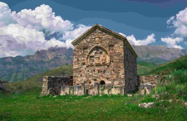 Комитет по охране объектов культурного наследия Республики Ингушетия выдал лицензированному подрядчику разрешение на проведение работ по установке временных поддерживающих конструкций на объект культурного наследия федерального значения "Храм "Тхаба Ерды" в горной части Ингушетии. 

Временные конструкции, устанавливаемые снаружи и внутри уникального храма, позволят закрепить стены и своды на время проведения возобновляемых археологических изысканий внутри храма, намеченных на этот год.
