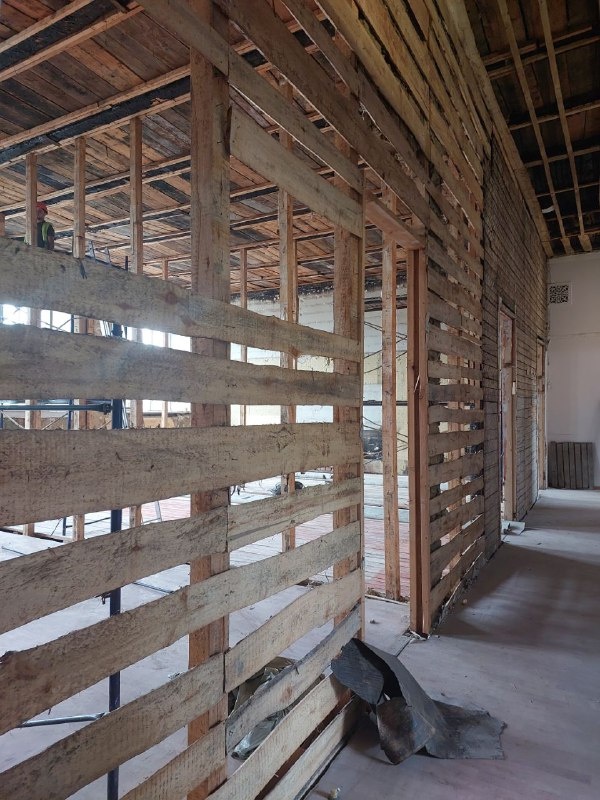 Одновременно начаты исследовательские и демонтажные работы на здании факультета журналистики Московского государственного университета на Моховой улице в Москве. Впереди продолжение фиксации и обследования исторического здания.
