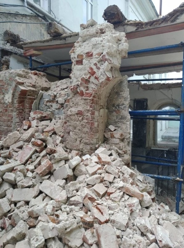 В центре Ульяновска, на Спасской улице 14/5, начались реставрационные работы на объекте культурного наследия федерального значения "Здание пансионата Симбирской мужской классической гимназии", где по историческим сведениям неоднократно бывал Владимир Ленин. Вместо ожидаемой аккуратной реставрации, местные жители наблюдают за демонтажем исторического кирпичного тамбура главного входа. На месте работ отсутствует информационный щит с данными о подрядчике и заказчике.