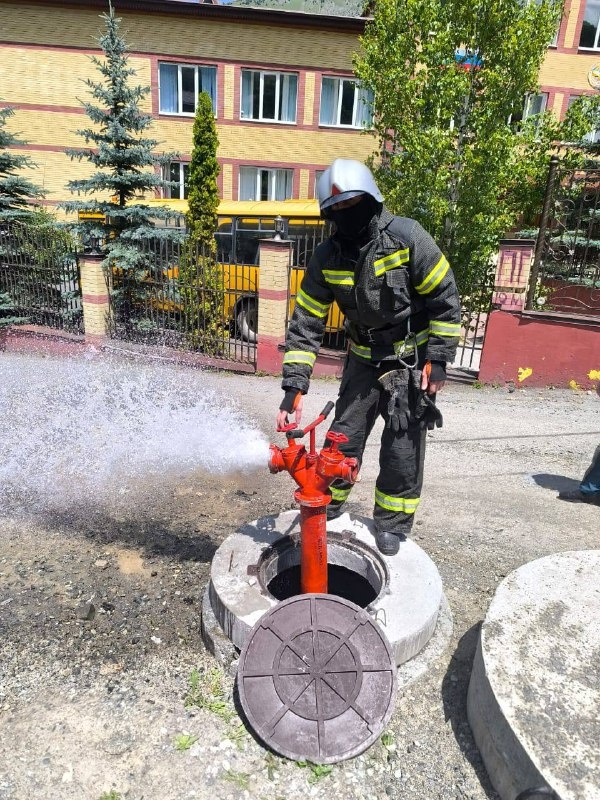 В Джейрахе работники ПЧ-5 провели комплекс мероприятий, направленных на контроль работоспособности пожарных гидрантов, которые обеспечивают подачу воды пожарным машинам во время тушения возгораний.

Все пожарные гидранты, установленные при прокладке нового водопровода, функционируют в штатном режиме.