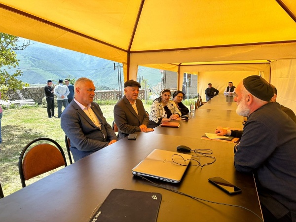 Сотрудники Джейрахско-Ассинского музея-заповедника принимали участие в республиканской конференции «Этнографические мотивы в творчестве художника и краеведа Хаджи-Бекира Бачиевича Ахриева», которое проходило в горном селении "Фуртоуг".  
 
Конференцию проводил Ингушский научно-исследовательский институт гуманитарных наук им. Чаха Ахриева. В мероприятии также принимали участие  сотрудники регионального отделения Ассоциации антропологов и этнологов России, Ингушского государственного музея краеведения им. Т. Мальсагова и Мемориального Дома-музея им. Г. С. Ахриева, Комитета государственной охраны ОКН РИ, Археологического центра им. Е.И. Крупнова, Комитета по туризму Республики Ингушетия, мемориального комплекса жертвам репрессий, ООО "Наследие", а также историки, исследователи, общественники и другие.  
 
В ходе события на трибуне выступило 20 докладчиков. Помимо этого, собравшиеся обсудили творческие страницы из жизни Хаджи-Бекира Ахриева и его труды в области исследования истории, этнографии, а также культуры ингушей.
 
Зав.отделом научной пропаганды, рекламы и издательской деятельности музея-заповедника Фариза Кариева выступила с докладом про горное селение Фуртоуг, в ходе которого были освещены вопросы истории, первых поселенцах, о происхождении названия, о знаменитых выходцах, об экспедициях, о памятниках комплекса и работе, проводимом учреждению по их сохранению. 
 
По итогам пленарных и секционных заседаний планируется подготовить и издать сборник материалов о многогранном творчестве Х.-Б. Ахриева, переиздать рукописный альбом «ГIалгIай гIарчош. 1924» и разработать выставочный проект орнаментов, оцифровать картины и этнографические зарисовки Х.-Б. Ахриева для свободного доступа в Интернете.
 
Кроме того, на конференции затронули возможность обращения к Правительству РИ относительно включения памятника Г. С. Ахриеву в единый государственный реестр объектов культурного наследия (памятников истории и культуры) народов Российской Федерации.