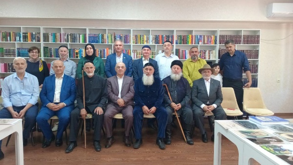 4 июня Руководитель Комитета Государственной охраны объектов культурного наследия Кодзоев Т. У. и сотрудники Джейрахско-Ассинского музея-заповедника приняли участие в фотовыставке исследователя-архивиста Берснако Газикова.

Выставка уникальных фотографий и архивных документов – результат многолетнего кропотливого труда известного краеведа, исследователя-архивиста Берснако Газикова – была развернута на площадке Назрановской городской библиотеки, где были представлены материалы из фондов государственного архива РФ и государственного русского музея Санкт-Петербурга. Несколько сотен фотографий, картин, газетных вырезок, снимков и зарисовок старинных ингушских башен и сельских поселений, выдающихся людей, причастных к основанию ингушской государственности сыграют важную роль в изучении истории ингушского народа, жизни и быта наших предков. 

Исследователь с удовольствием рассказывал о каждой фотографии, причём присутствовавшие слушали его с неподдельным интересом. 

Собравшиеся отметили, что презентация является ценным источником, для всех причастных, позволяющим по-новому взглянуть на историю и культуру ингушского народа.