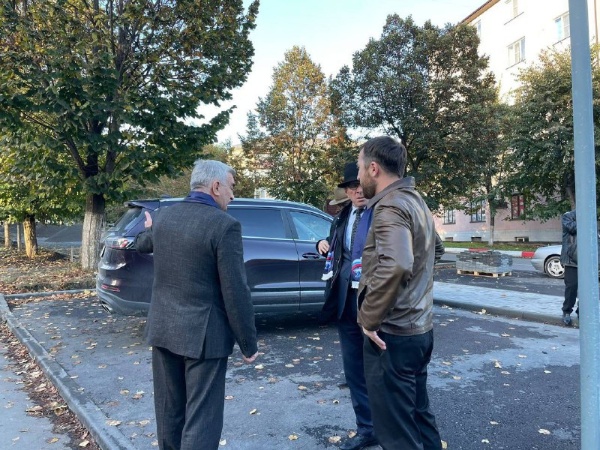 Партдесант «Единой России» провел мониторинг общественной территории по проспекту Базоркина в Назрани.

Член Генерального совета, секретарь местного отделения партии в г. Назрань Юсуп Богатырев совместно с депутатами Городского совета провел инспекционный выезд на общественную территорию, где в настоящее время осуществляется благоустройство в рамках реализации федерального проекта "Городская среда".

На данный момент работа по благоустройству территории продолжается - более 50% брусчатки уложено, подрядчиком заказаны арки и скамейки, поставлен бордюрный камень.

Целью выезда стало ознакомление и контроль за качеством выполнения ремонтных и строительных работ. Визит позволил оценить текущее состояние территории, а также выявить возможные вопросы и необходимость внесения корректив в процесс благоустройства.

Партийцы обсудили с рабочими моменты, касающиеся сроков завершения работ, а также планируемые мероприятия по озеленению и установке архитектурных форм.

«Благоустройство общественных территорий — это важный шаг к созданию комфортной городской среды. Мы должны постоянно контролировать этот процесс и обеспечивать высокое качество выполнения работ»,
 — подчеркнул Богатырев.

В завершение мероприятия представители партии выразили уверенность в том, что благоустроенная территория станет местом притяжения для жителей города и будет способствовать развитию общественных активностей.