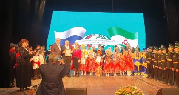 26.10.2024 года  в ТЮЗе  прошел республиканский фестиваль национальных культур «В дружбе с народами». Мероприятие посвящено сохранению и развитию культурного наследия народов республики, укреплению межнациональных отношений и взаимопонимания между представителями разных этнических групп.

В фестивале принили участие: Директор Дома Культуры с.п.Джейрах Цицкиева Т.У., зав.филиалом с.п. Ляжги Хутиев А.М., методист Дома Культуры с.п. Джейрах Харсиева А.Р., методист Дома Культуры с.п. Ляжги Измайлова Р.У. 

Участница художественно-литературного кружка «ДК» с.п. Ляжги, Хутиева Амина Амерхвновна выступила со стихотворением Салмана Озиева «Барт-Цхьоаг1о». А по окончанию фестиваля всех участников наградили дипломами.