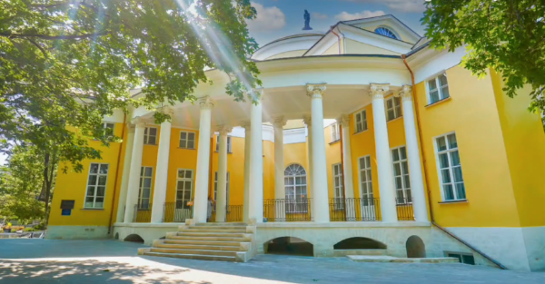 Завершилась реставрация фасадов дворца Н.А.Дурасова - главного украшения усадьбы Люблино. Дворец построен в необычной форме равноконечного креста с ротондой на рубеже XVIII-XIX веков. 

Его части соединены двухрядной галереей колоннад. Реставраторы привели в порядок белокаменный цоколь, лестницы и их ограждения, промыли скульптуру, венчающую купол. Кроме того, заменены водосточные трубы, открытия карнизов и оконные отливы. Во время работ залы дворца, где сохранились подлинные росписи потолков и стен с античными сюжетами, не закрывались для посетителей.