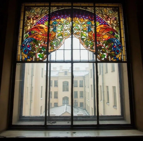 В Петербурге планируют усилить контроль за сохранностью исторических витражей в жилых домах. Для этого объединят усилия нескольких ведомств и разработают изменения в регламентах. На эту тему накануне прошла рабочая встреча с участием Жилищного комитета, Фонда капремонта, КГИОП и КГА, а также неравнодушных к сохранению витражей горожан.

"Сохранение витражей - это вклад в исторический облик города и комфорт жителей. Бережное отношение к таким деталям делает Петербург уникальным! Сохранение архитектурного наследия - совместная задача власти, управляющих организаций и жителей", - отметил глава Жилищного комитета Денис Удод.

Сколько же витражей и прочих деталей и элементов нужно было городу потерять, чтобы наконец высказать такую очевидную и мудрую мысль...