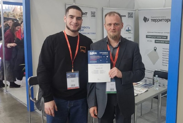 Итого международного форума-выставки MITT‑2025.

Организация Центр комплексного развития территорий «Территория» приняла участие в крупнейшей Международной выставке туризма и индустрии гостеприимства MITT‑2025 в качестве экспонента, которая прошла с 18 по 20 марта в МВЦ «Крокус Экспо». Ежегодно в MITT участвуют более 1 000 компаний, национальные павильоны, региональные администрации, инвесторы, отели, тур. операторы и другие ключевые игроки из более чем 30 стран мира.

На стенде ЦКРТ «Территория» были представлены проекты партнёров Центра, решения по цифровизации в сферах туризма, безопасности людей и комплексного развития территорий на основе Национальной системы «Территория» и системы кибербезопасности «Горизонт». 

В рамках деловой программы MITT-2025 ключевыми темами стали вопросы безопасности в сфере туризма, внедрение наукоёмких решений и цифровизации территорий. 

В ЦКРТ «Территория» рассказали о ходе пилотного внедрения системы «Территория» в Чеченской Республике, Республике Ингушетия, Карачаево‑Черкесской Республике и на других территориях.

В ходе выставки командой ЦКРТ «Территория» были проведены прямые переговоры по сотрудничеству с официальными делегациями регионов:
- Кировская область;
- Мурманская область;
- Свердловская область;
- Саратовская область;
- Владимирская область;
- Кабардино-Балкарская Республика;
- Сахалинская область;
- Хабаровский край;
- Республика Дагестан;
- Воронежская область;
- Иркутская область;
- Республика Карачаево-Черкесия;
- Алтайский край;
- Костромская область;
- Республика Ингушетия;
- Волгоградская область.

Достигнуты договоренности о начале сотрудничества в сферах цифровизации и безопасности гостей территорий.

Кроме того, проведены встречи с коммерческими компаниями, ведущими деятельность в следующих регионах:
- Московская область;
- Город Москва;
- Костромская область;
- Республика Татарстан;
- Рязанская область;
- Ростовская область;
- Липецкая область.

С рядом компаний уже достигнуты договоренности о начале сотрудничества по использованию системы «Территория» для решения коммерческих задач.

Также состоялись продуктивные встречи с представителями образовательных учреждений - экономическим факультетом МГУ, РАНХиГС. Обозначены направления сотрудничества и намечены совместные проекты, направленные на развитие цифровых решений в туризме и безопасности.

Планы на 2025 год включают расширение структуры с открытием представительств в различных регионах России (Иркутск, Екатеринбург, Воронеж, Калининград, Санкт-Петербург, Владивосток), подключение к системе новых муниципальных районов Чеченской Республики, Республики Ингушетия, Карачаево‑Черкесской Республики, Республики Северная Осетия – Алания, Республики Кабардино‑Балкария и Республики Дагестан. Центр также активно выстраивает международное сотрудничество со странами BRICS+, в частности с Бразилией, ОАЭ, Саудовской Аравией, Ираном и другими странами. В 2025 году планируется открытие представительств в Шри‑Ланке, Иране и Марокко, а также участие в ведущих международных конференциях и выставках.

По словам руководителя команды, представляющей Центр «Территория» на MITT‑2025 - Участие в форуме является важным этапом в реализации стратегии развития автономных территорий и обеспечении безопасности в туристическом секторе, а также продвижении передовых решений на российском и международном уровне.