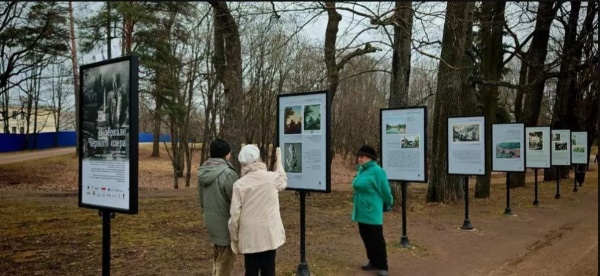 В Приоратском парке Гатчины открылась выставка "В зеркале Черного озера: Приоратский парк глазами художников и современников".

Каким Приоратский парк видели художники XVIII, XIX и ХХ веков? Каким он сохранился в письмах и воспоминаниях горожан и гостей Гатчины? Какие впечатления, мысли и чувства остались навсегда запечатлены в памяти о парке? Об этом расскажут репродукции художественных изображений Приоратского парка в обрамлении свидетельств и воспоминаний современником с момента зарождения ансамбля при Павле I до наших дней.

Проходя по берегу Филькина озера, вы сможете полюбоваться репродукциями художественных произведений парка, которые перенесут вас в атмосферу прошлых эпох. Это картины из Третьяковской галереи, Государственного Эрмитажа, Всероссийского музея Пушкина, Государственного научно-исследовательского музея Щусева, ГМЗ "Гатчина" и других музеев.

Свидетельства и воспоминания современников покажут вам историю взаимодействия человека и пейзажа "долины Приората", проведут вас через галерею человеческих эмоций, мыслей и чувств, которые в разные времена были связаны с Приоратским парком.

Проект реставрации Приоратского парка на период правления императора Николая II подготовлен и согласован "АСМ Групп".
