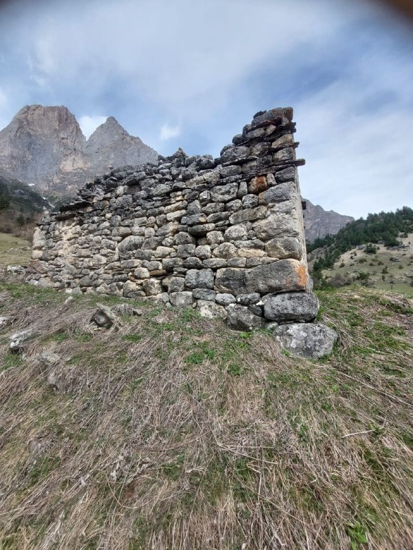 Ещё один храм-святилище в Дошхакле (Дошхаклинский 2-й храм-святилище).

Расположен в 300 м от боевой башни на невысоком холме через горную речку. 
  
Протяжённость храма  - 7 метров, ширина - 3.9 м., имел двускатно-ступенчатое покрытие. 

Внутри постройка была поделена слабо выступающей аркой на 2 части: восточную и западную. 
Сооружение возведено на известковом растворе. Кладка стен полигональная. 

Памятник впервые был обнаружен Л. П. Семёновым и И. П. Щеблыкиным, а археологической раскопке подвернут М. Б. Мужухоевым в 1974 г. 
 
Сейчас объект полуразрушен. Часть западной стены и крыша разрушены, на других стенах имеются трещины. Состояние неудовлетворительное. 

Храмы и святилища горной Ингушетии являются уникальными памятниками древней ингушской архитектуры, представляющие собой монументальные религиозные культовые каменные сооружения, расположенные преимущественно в Джейрахском районе. 