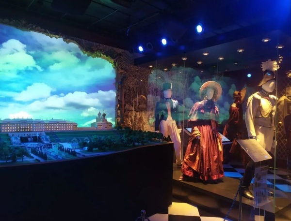 В парке Петергофа на Правленской улице, 1, открыты двери музея "Государевы потехи".

В девяти залах представлена масштабная экспозиция, посвященная придворной культуре праздников и развлечений. В экспозиции можно увидеть личные вещи императора Петра I, императорские велосипеды, медали и театральные костюмы. Маршрут экспозиции продуман, качество великолепное.