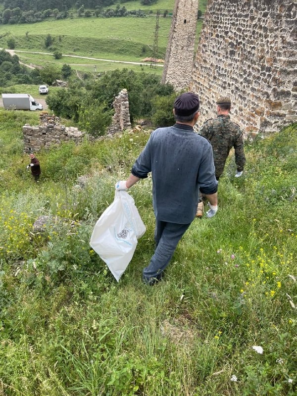 Сотрудники музея-заповедника провели субботник на территории башенного комплекса "Эгикал". Была очищена территория комплекса, собран и вывезен весь мусор. 

Ранее масштабный субботник на территории комплекса, а также вдоль русла реки Аьги-хи - притока Ассы был проведен, приурочив к Международному дню памятников и исторических мест.

А в начале этого месяца мероприятия по сносу незаконных хозяйственных построек была проведены в с. Фуртоуг. 

Призываем всех жителей республики, выезжающих в горную местность соблюдать чистоту и порядок на заповедной территории!!! Ведь чисто не там, где метут, а там, где не сорят. 
