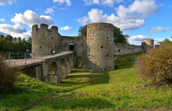 В Ленинградской области готовят крупномасштабную реставрацию Копорской крепости.

Музейное агентство подготовило предложения по поэтапному развитию территории, предполагающие масштабную реставрацию крепости и благоустройство территории.

Крепость основана в 1280 году, стены и башни датируются серединой XV века, церковь - XVI-XVII веками. Площадь крепости - 10,3 тысячи кв. метров.

В 2020 году общественный резонанс получила история с обрушением части стены в районе входа, после чего крепость была закрыта для проведения противоаварийных работ.