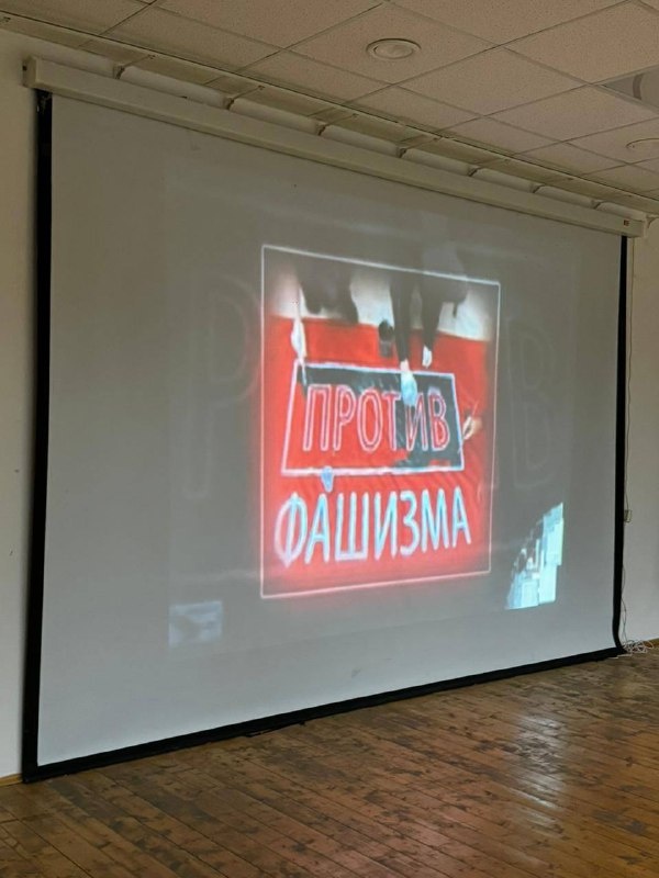 09.09.2024 г работниками ДК с.п. Джейрах методистом Харсиевой Аминой Руслановной и художественным руководителем Льяновой Радимхан Мухарбековной совместно с ГБОУ "СОШ - Дет. сад с.п Джейрах имени И. С. Льянова " было проведено мероприятие, посвящённое жертвам фашизма "Сентябрь 1945 года". Вторая мировая война - одна из самых разрушительных и кровопролитных войн в истории человечества. Она продолжалась 2194 дня и унесла миллионы человеческих жизней.

Число жертв среди гражданского населения во многих странах превосходило потери вооружённых сил. 1 сентября 1945 года был подписан акт безоговорочной капитуляции милитаристской Японии, тем самым была поставлена точка в самой затяжной и кровопролитной войне. Много времени прошло с тех пор,  как закончилась война, которая стоила большой крови, неисчислимых народных страданий и огромных потерь.

Пусть она никогда не повторится!