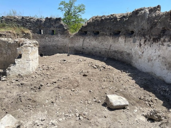 Исследования остатков Назрановской крепости, после расчистки двух каменных башен, выявили различные исторические конструкции, в том числе - конструкции уникальных винтовых, разрушенных временем и людьми лестниц, находящихся в центре каждой башни. Выявление "АСМ Групп" именно этих конструкций, позволяет аргументированно говорить о строительстве существующей крепости в 1843 году. Кроме того, выявлены основания еще двух оборонительных башен.

Партнеры проекта - Благотворительные фонды "САФМАР" и "Возрождение".