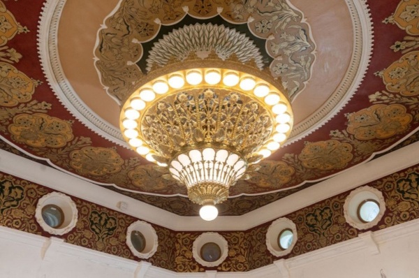 Первый павильон "Главтабак" появился на территории ВДНХ еще в 1939 году, но позже был демонтирован. Здание в нынешнем виде было построено в 1954 году по проекту арх. К.М.Смирнова и художника В.С.Кондратьева. Павильон изначально был посвящен табачной промышленности СССР, но в разные годы там размещались экспозиция "Бытовое обслуживание населения", представительство губернатора Саратовской области и кафе с верандой, а с 2017 года здание было закрыто на реставрацию.

Сейчас работы по реставрации 35 павильона ВДНХ близки к завершению. Одной из главных вех стало возвращение на крышу здания его исторического украшения - позолоченного шпиля с фирменной эмблемой. Высота шпиля около 9 метров, а диаметр превышает 3 метра. Конструкция собрана из 160 элементов и покрыта сусальным золотом. Помимо шпиля павильону вернули более 10 000 керамических изразцов на фасады, отреставрировали уникальную хохломскую роспись на потолке и фризе, воссоздали мозаичный пол в технике терраццо, а также заново изготовили металлическую люстру диаметром свыше 3 метров. 

После завершения работ в павильоне "Главтабак" откроется клуб чайной культуры.