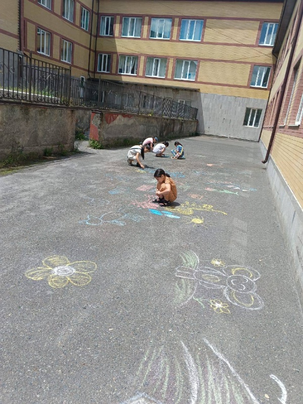 14.06.2024 года в Доме Культуры с.п. Джейрах прошёл конкурс рисунков на асфальте " Детям мирное детство ". Провели его методист Харсиева А. Р. и художественный руководитель Льянова Р. М. Ребята подошли к выполнению своего задания с большой ответственностью и старанием . Все рисунки  были яркие и  красочные . Иначе и не могло быть, потому что все дети видят этот мир по-разному: счастливым и ярким. Дети - это цветы жизни, и поэтому родителям нужно ценить каждый миг и каждое мгновение, проведённое со своим ребёнком. Нужно делиться с детьми радостью и положительными эмоциями, чтобы они выросли счастливыми людьми. С прекрасным настроением прошёл конкурс рисунков.

Целью такого мероприятия является совершенствование навыков детей, умение рисования на асфальте рисунков по заданной тематике.

Рисование на асфальте - это не только весёлое времяпрепровождение, но также познания  детьми окружающего мира, тем более, что в распоряжении детей не альбомный лист, а целая территория, на которой можно дать волю своему воображению и фантазии, благо, конкурс был на свободную тему. 
Ребята рисовали природу своего родного края, героев полюбившихся мультфильмов, солнце, небо и многое другое.  Был проведён отборочный конкурс рисунков и места были распределены следующим образом: 1 место - Картоева Сафия и Цицкиева Хадижа; 2 место - Картоева Ясмина и Хавтиева Хадижа; 3 место - Цицкиевы Амина и Хава - участники художественной самодеятельности Дома Культуры с.п Джейрах.

Все дети старались от души, и в итоге победила дружба. В своих рисунках они показали свое отношение к празднику, и в награду получили сладкие призы, чему были очень рады. 

На этой позитивной ноте и закончился праздник, посвящённый нашим детям и их счастливому детству.